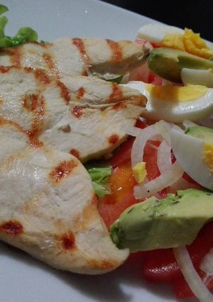 Una foto de Pollo grill y ensalada