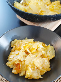Una foto de Patatas con huevos estrellados