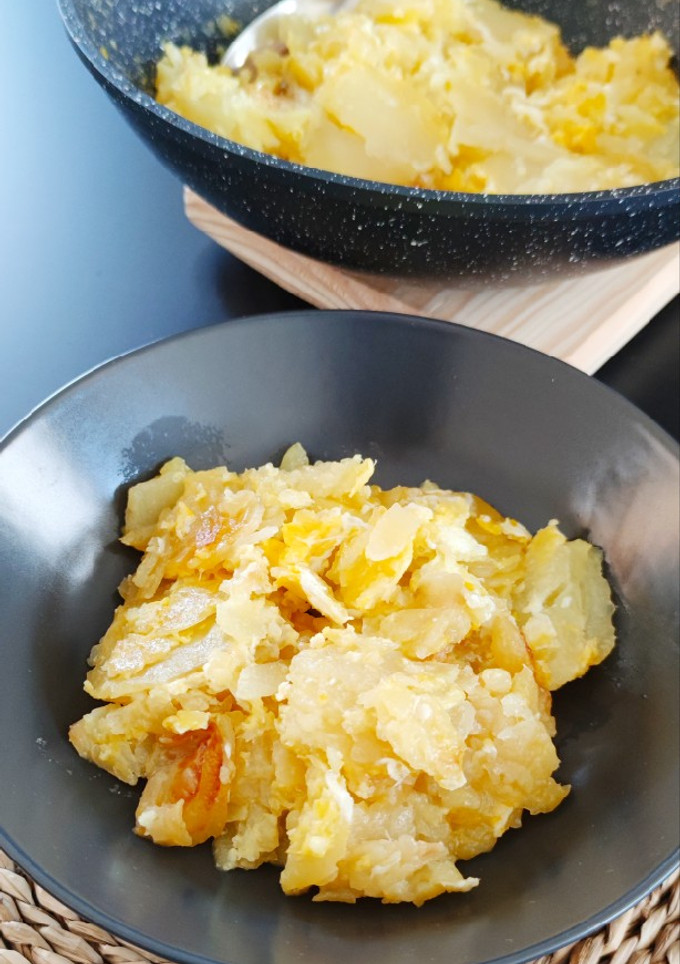 Una foto de Patatas con huevos estrellados
