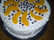 Una foto de postre durazno y chantilly