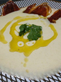 Una foto de Crema fría de puerro y manzana (Vichyssoise)