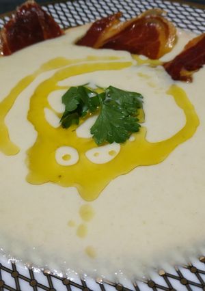 Una foto de Crema fría de puerro y manzana (Vichyssoise)