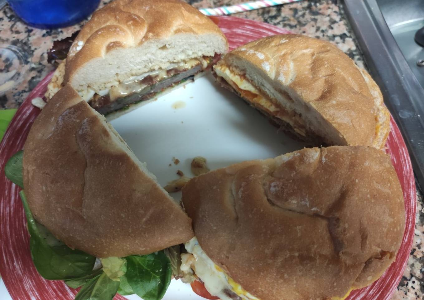 Hamburguesa con jamón y huevos fritos