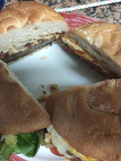 Una foto de Hamburguesa con jamón y huevos fritos