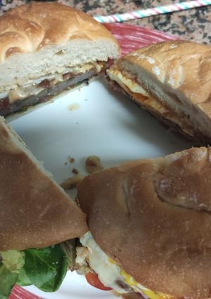Una foto de Hamburguesa con jamón y huevos fritos