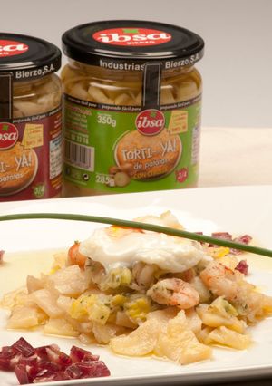 Una foto de Timbal de Torti-YA IBSA, gambas y huevo