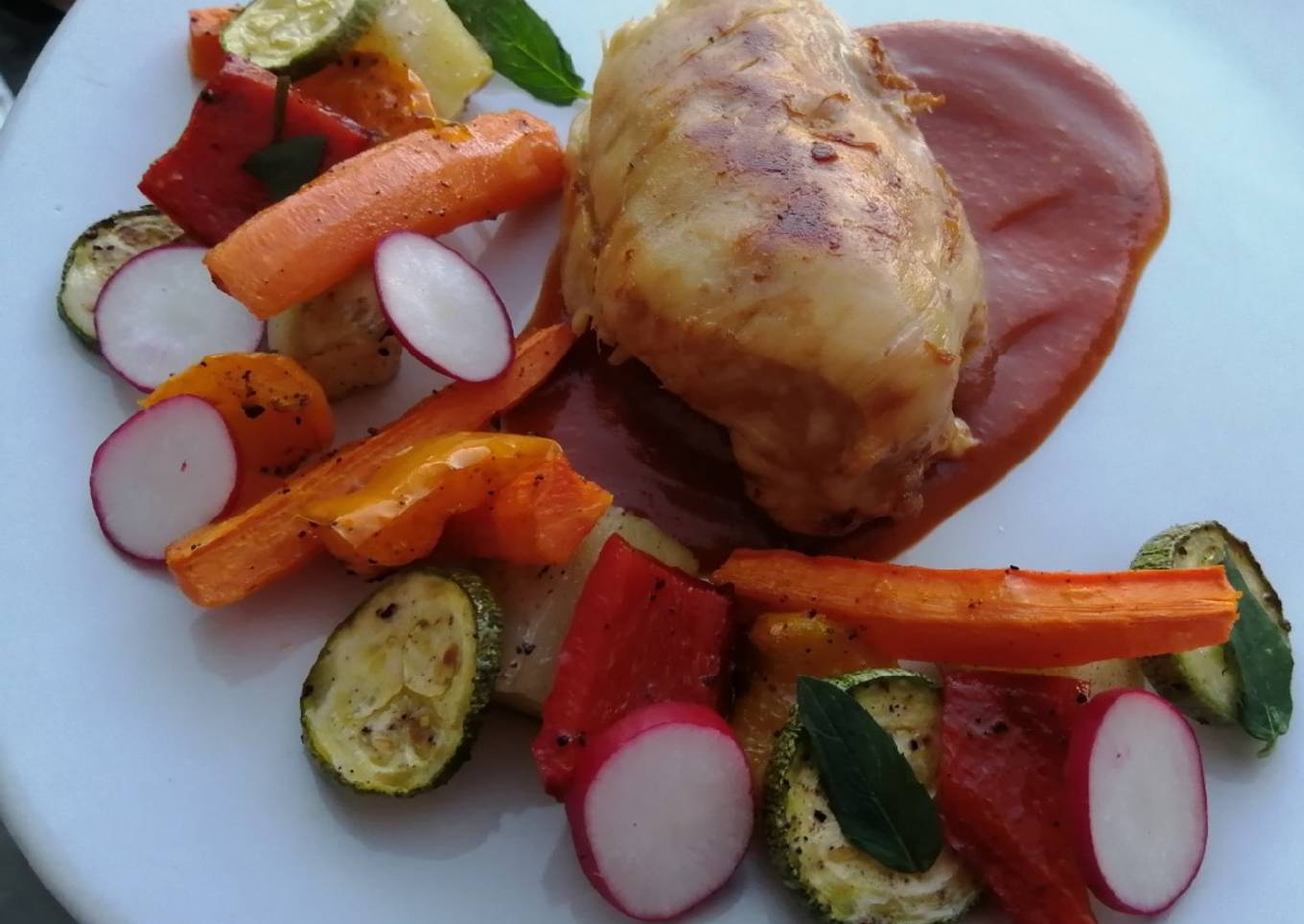 Pechuga de pollo en salsa de piña tatemada y verduras rostizadas