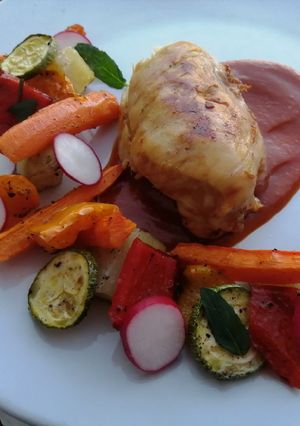 Una foto de Pechuga de pollo en salsa de piña tatemada y verduras rostizadas