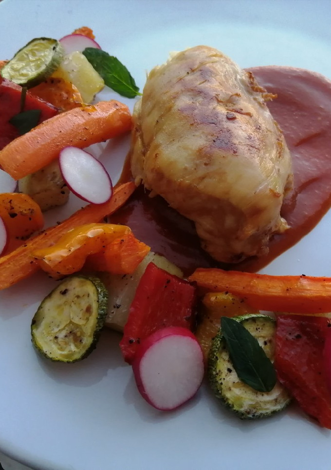 Una foto de Pechuga de pollo en salsa de piña tatemada y verduras rostizadas