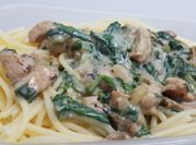 Una foto de pasta con pollo y espinaca