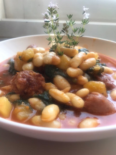 Una foto de Fabada de estudiantes con sobrasada y chorizo