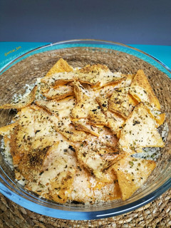 Una foto de Nachos horneados con queso y orégano