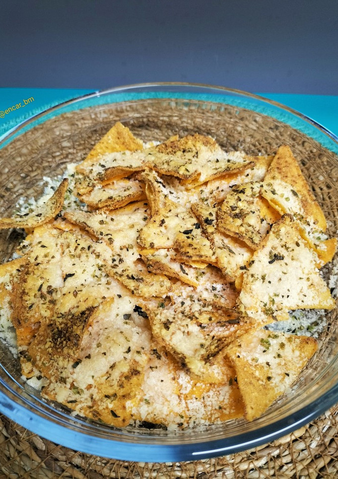 Una foto de Nachos horneados con queso y orégano