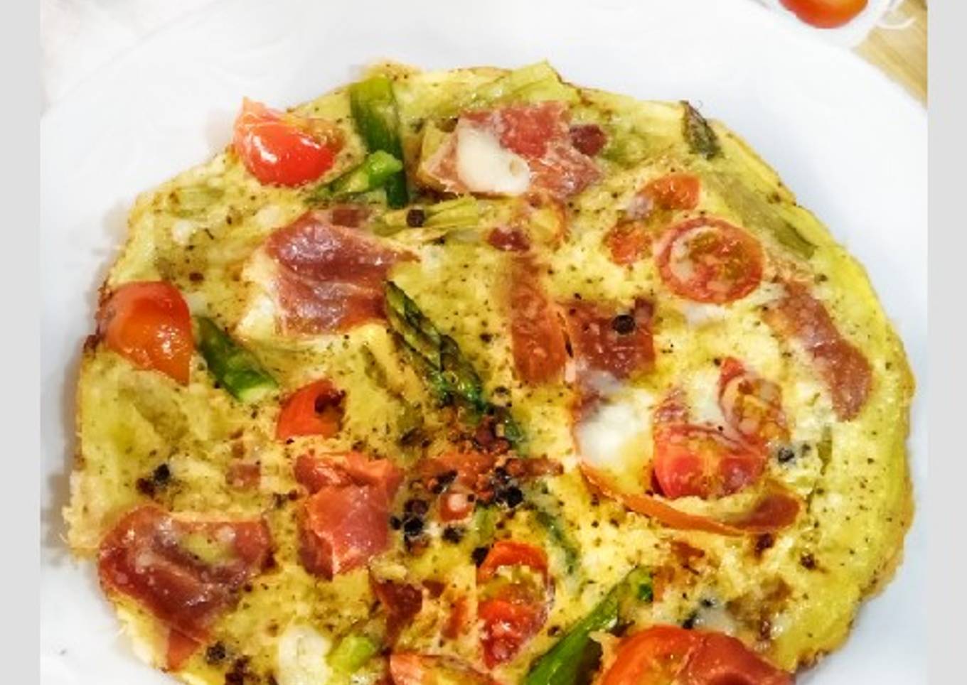Frittata con espárragos, jamón serrano y tomates cherry