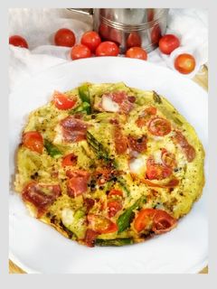 Una foto de Frittata con espárragos, jamón serrano y tomates cherry