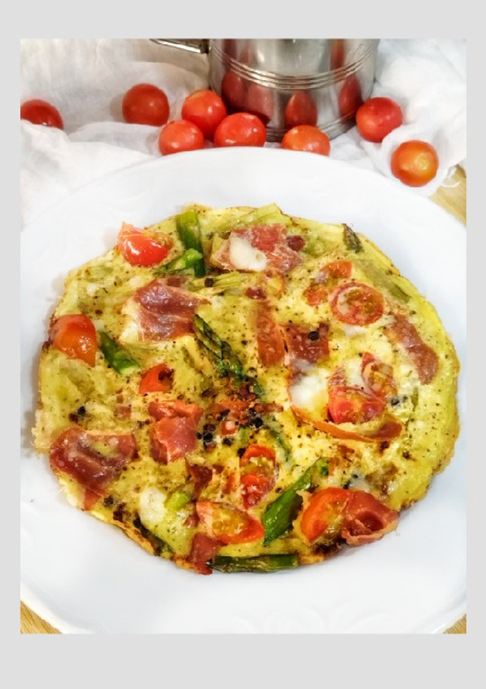 Una foto de Frittata con espárragos, jamón serrano y tomates cherry