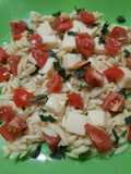 Ensalada de Riso, cherry, queso y albahaca