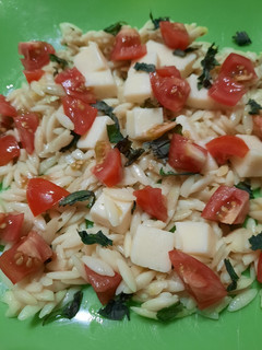 Una foto de Ensalada de Riso, cherry, queso y albahaca