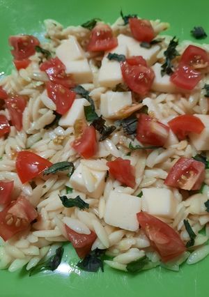 Una foto de Ensalada de Riso, cherry, queso y albahaca