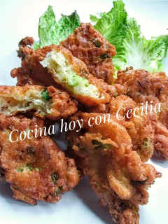 Una foto de Buñuelos de lechuga, cebolla y queso parmesano