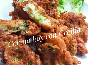 Foto principal de Buñuelos de lechuga, cebolla y queso parmesano