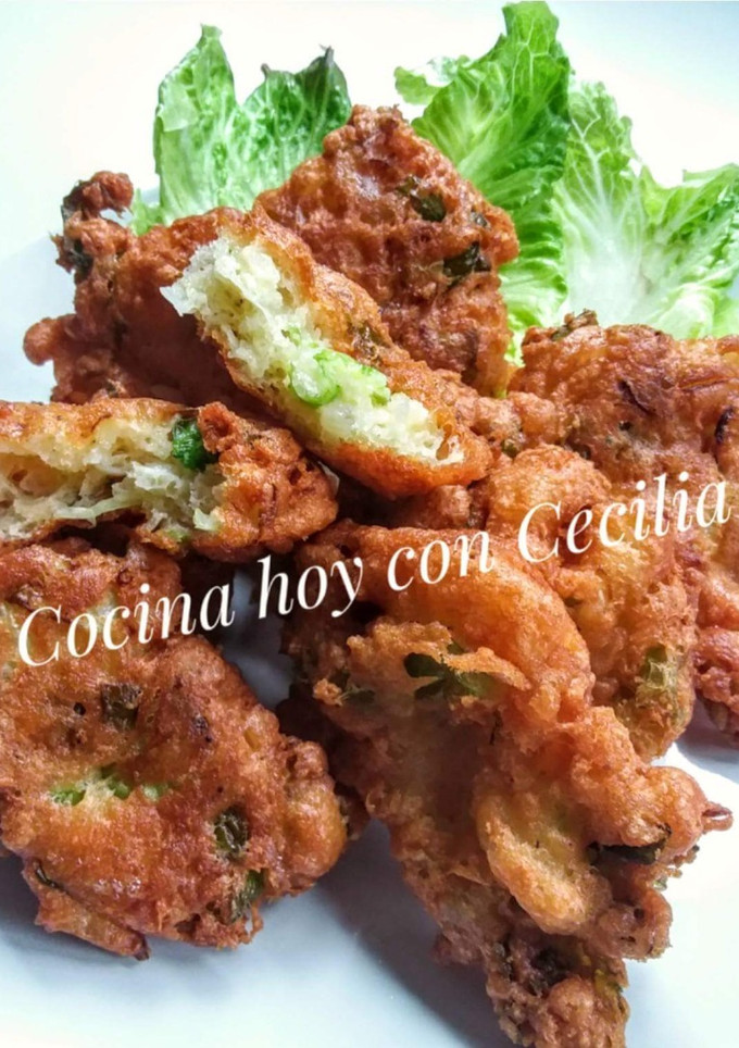 Una foto de Buñuelos de lechuga, cebolla y queso parmesano