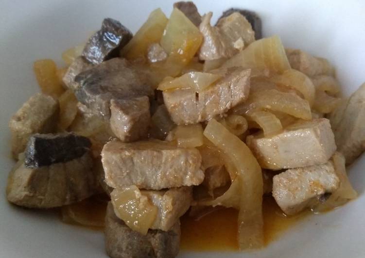Atún encebollado