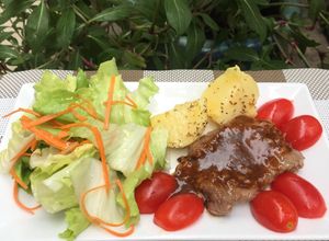 Hình của món Bò beefsteak xốt tiêu đen.