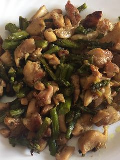 Una foto de Espárragos verdes con churrasco de pollo