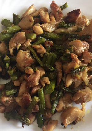 Una foto de Espárragos verdes con churrasco de pollo