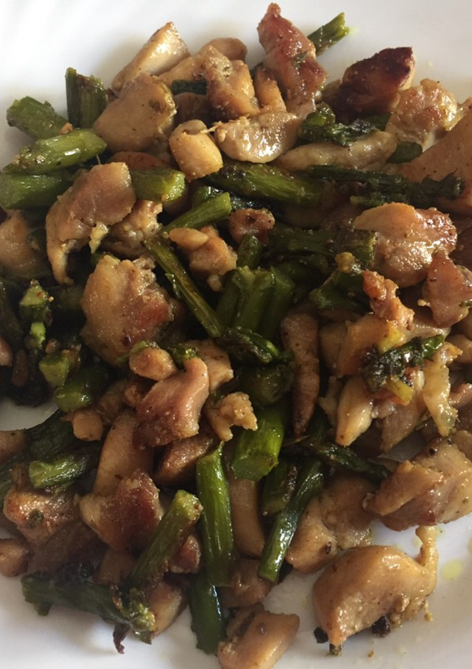 Una foto de Espárragos verdes con churrasco de pollo