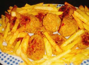 Una foto de Albóndigas de soja texturizada, con trigo bulgur y papas fritas!!