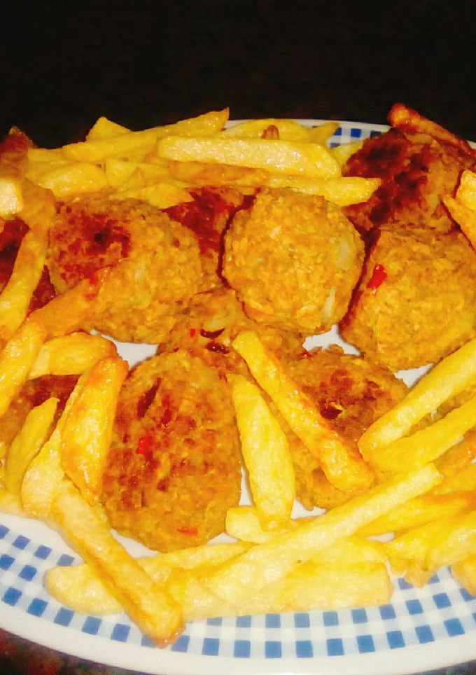 Una foto de Albóndigas de soja texturizada, con trigo bulgur y papas fritas!!