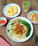 Isi Piringku: Mieago Baso, Buah Nanas, Jeruk Nipis Hangat