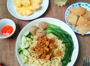 Foto resep Isi Piringku: Mieago Baso, Buah Nanas, Jeruk Nipis Hangat