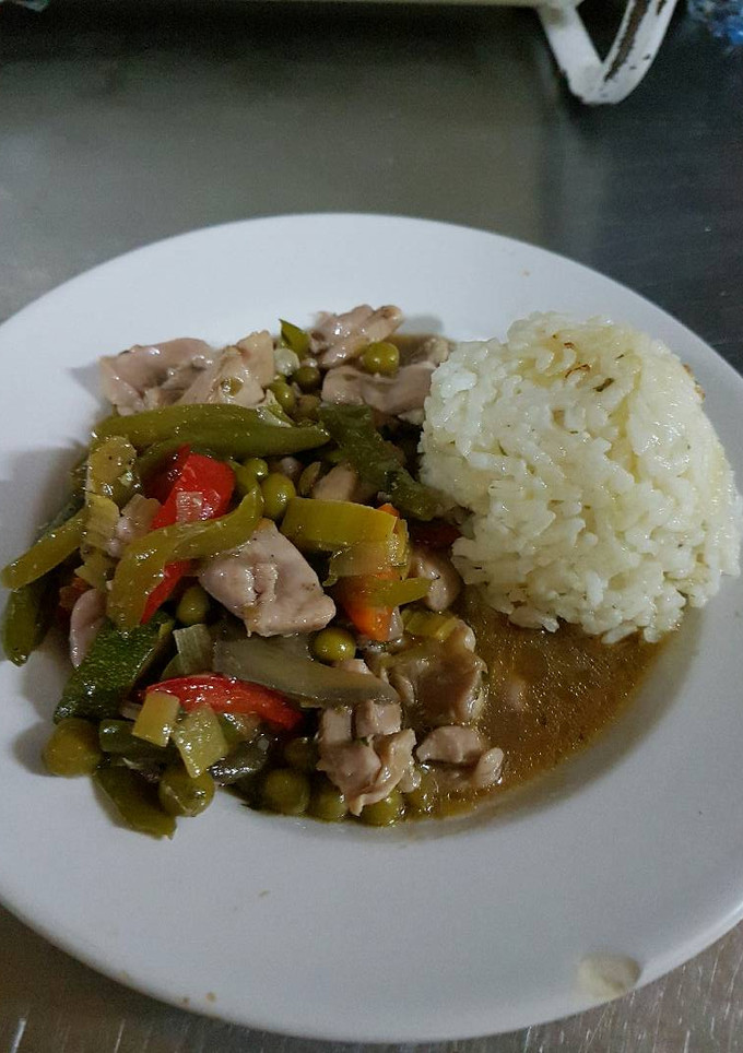 Una foto de Taquitos de pollo en salsa con verduras salteadas