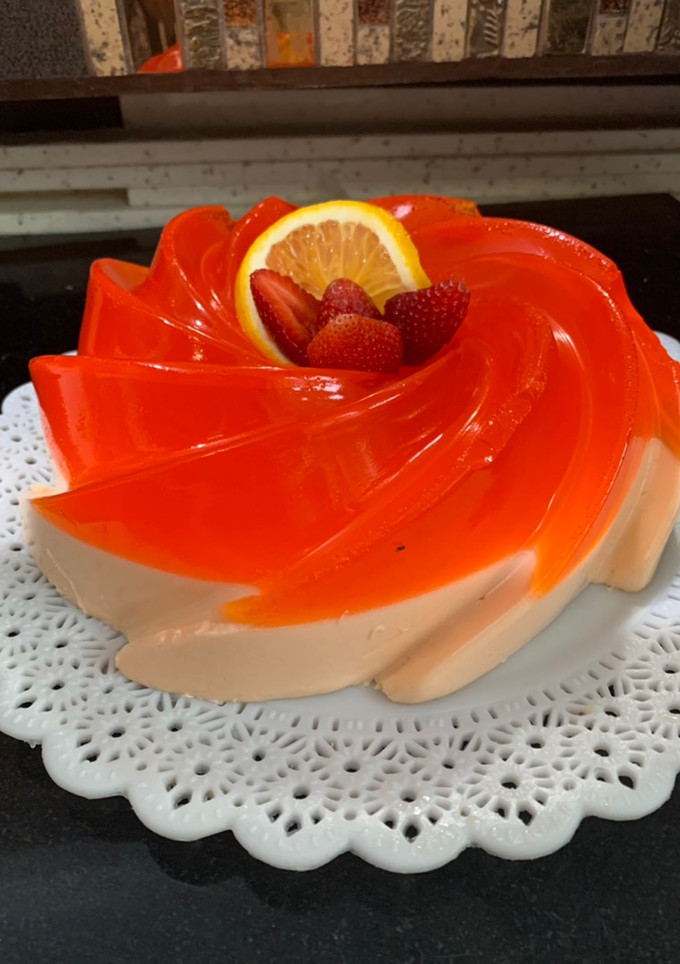 Una foto de Gelatina de refresco de mandarina con queso