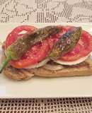 Tapas - Cebolla caramelizada con queso fresco tradicional, tomates Rosa Extremeño y mini pimientos italianos fritos
