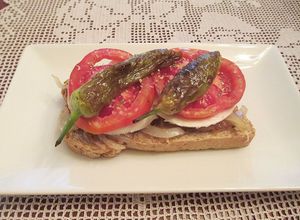 Foto principal de Tapas - Cebolla caramelizada con queso fresco tradicional, tomates Rosa Extremeño y mini pimientos italianos fritos