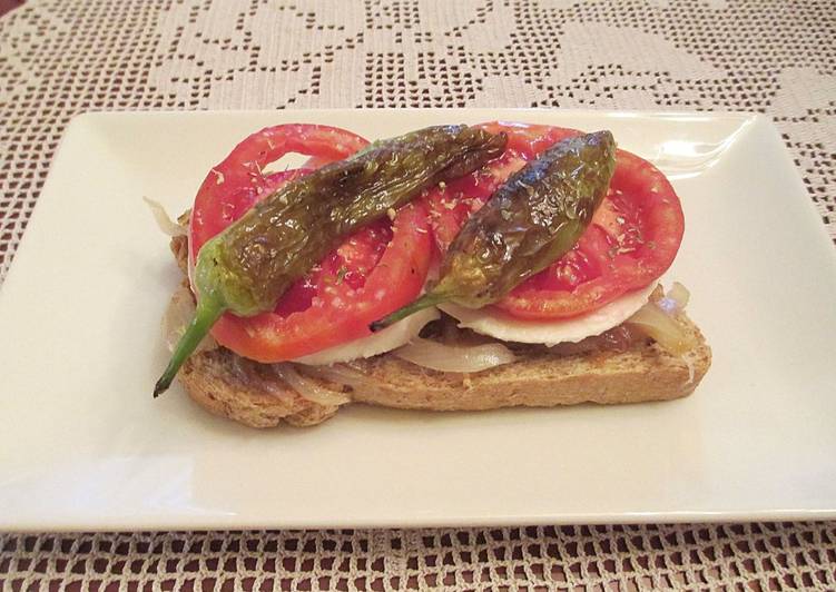 Tapas - Cebolla caramelizada con queso fresco tradicional, tomates Rosa Extremeño y mini pimientos italianos fritos