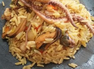 Una foto de Arroz con calamar y almejas. Para semana santa