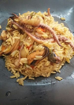 Una foto de Arroz con calamar y almejas. Para semana santa