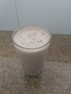 Una foto de Batido de avena, banano, leche y chocolisto