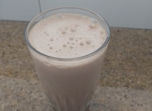 Una foto de Batido de avena, banano, leche y chocolisto
