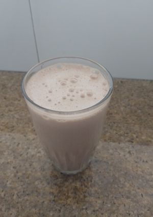 Una foto de Batido de avena, banano, leche y chocolisto