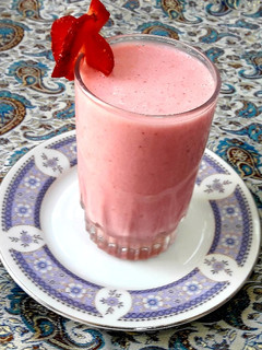 عکسی از دستور میلک شیک توت فرنگی
