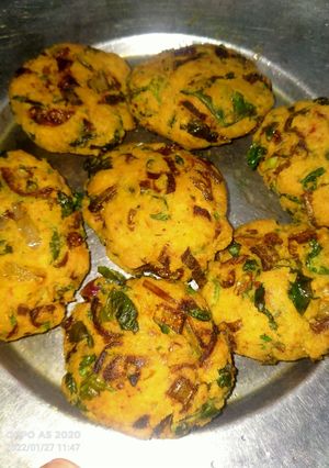 बेसन की रोल (Besan ki roll recipe in hindi) रेसिपी मुख्य फोटो