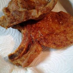A picture of Pepper floured pork chops.