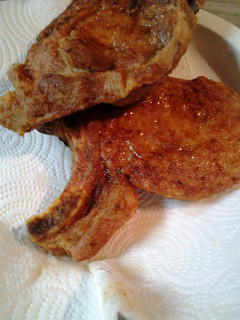 A picture of Pepper floured pork chops.