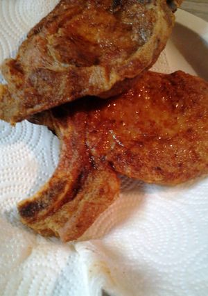 A picture of Pepper floured pork chops.